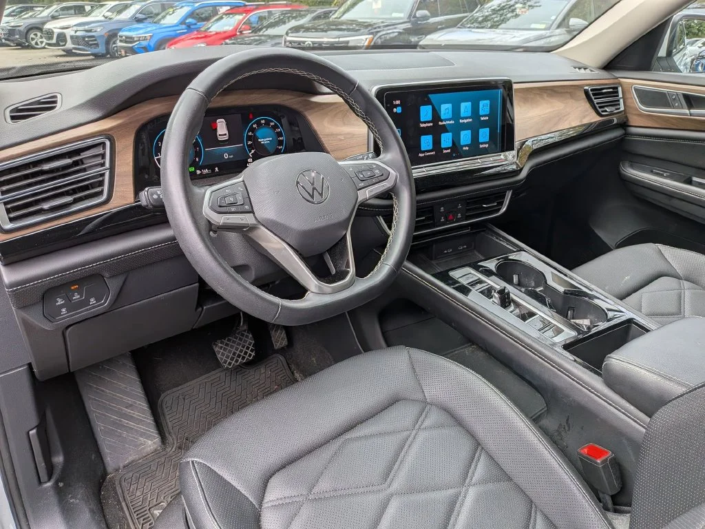 Used 2024 White Volkswagen 2.0T SE w/Technology image 11