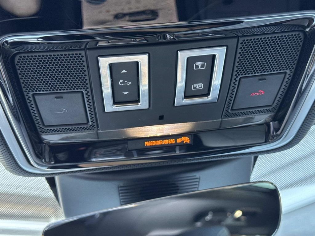 Used 2019 SVO PALETTE WHITE Land Rover SVAutobiography image 25