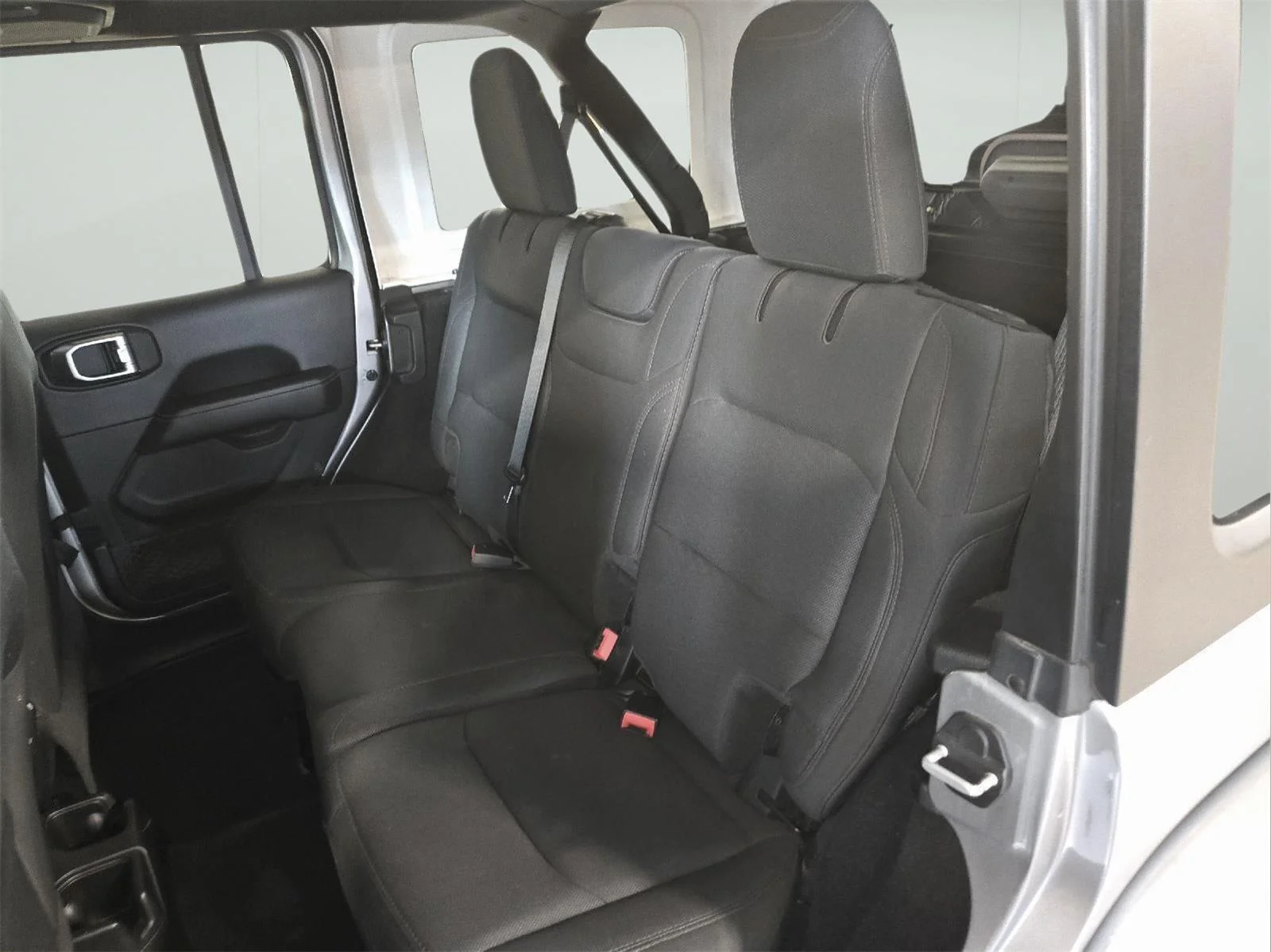 Used 2020 Billet Silver Metallic Jeep Sahara image 25