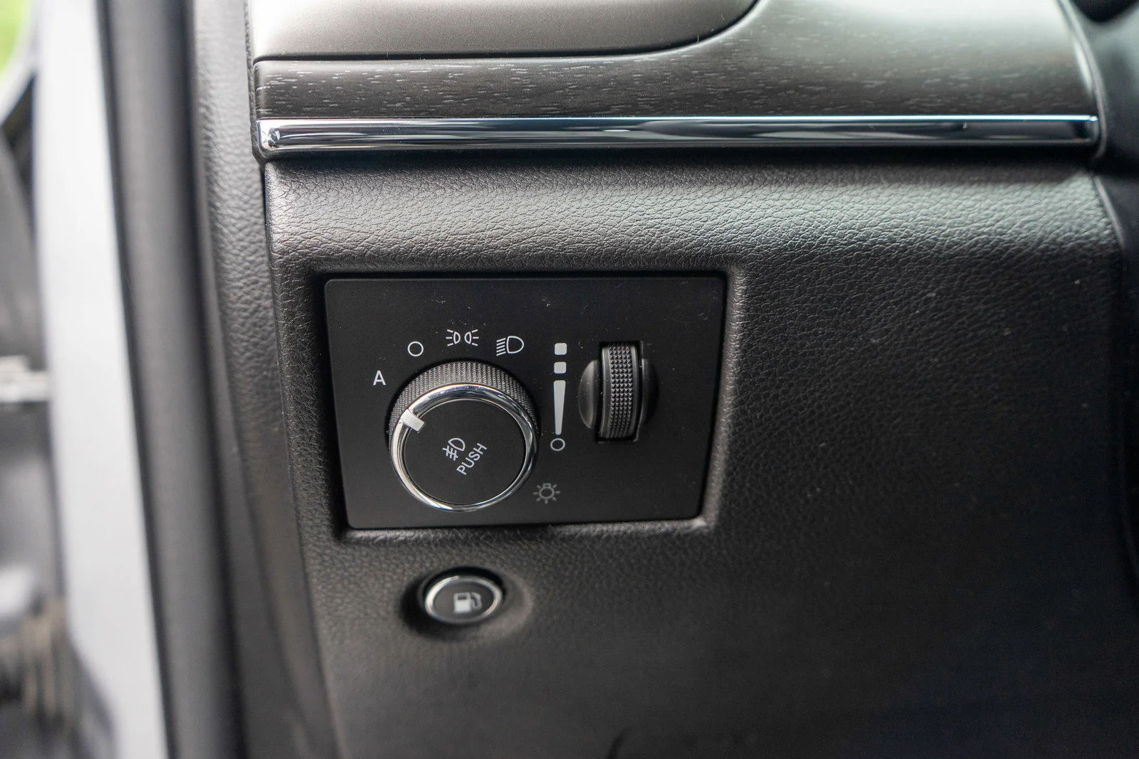 Used 2018 Billet Silver Metallic Clearcoat Jeep Limited image 16