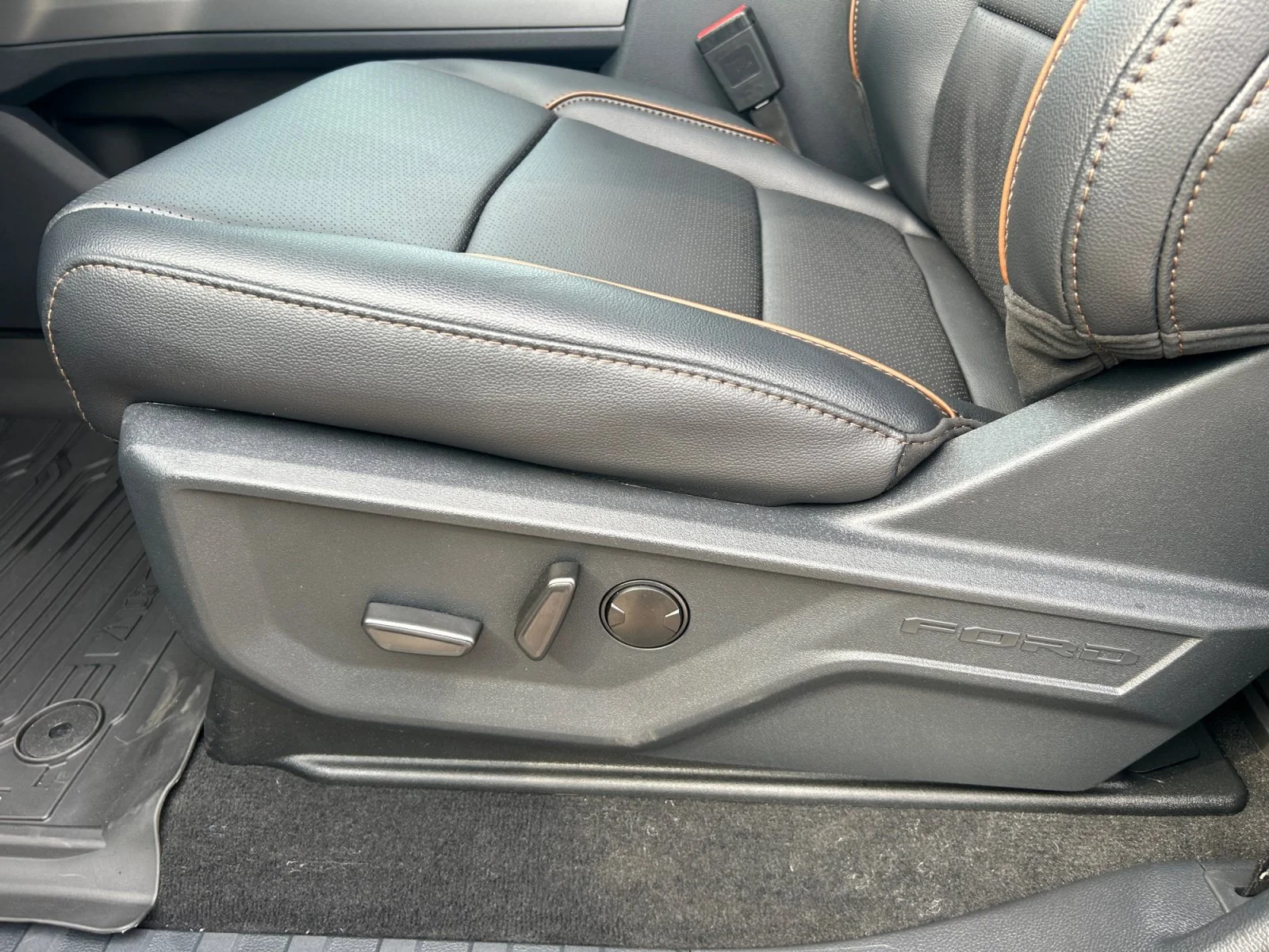 New 2026 Agate Black Metallic Ford Lariat image 15