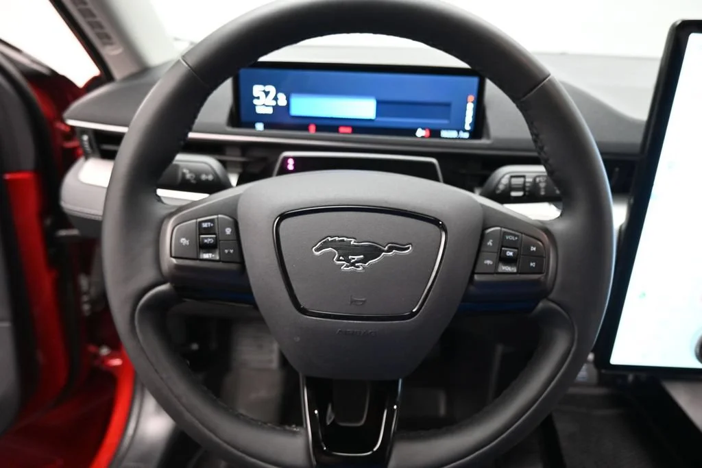Used 2023 Red Ford Select image 15