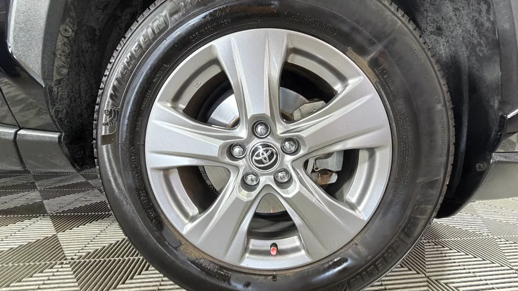 2025 Toyota RAV4 XLE - Photo 36