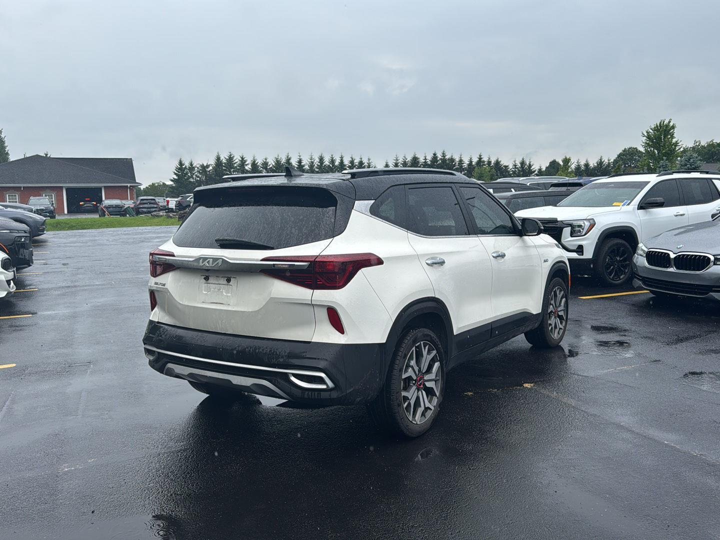 Used 2022 Clear White/Black Roof Kia SX image 3