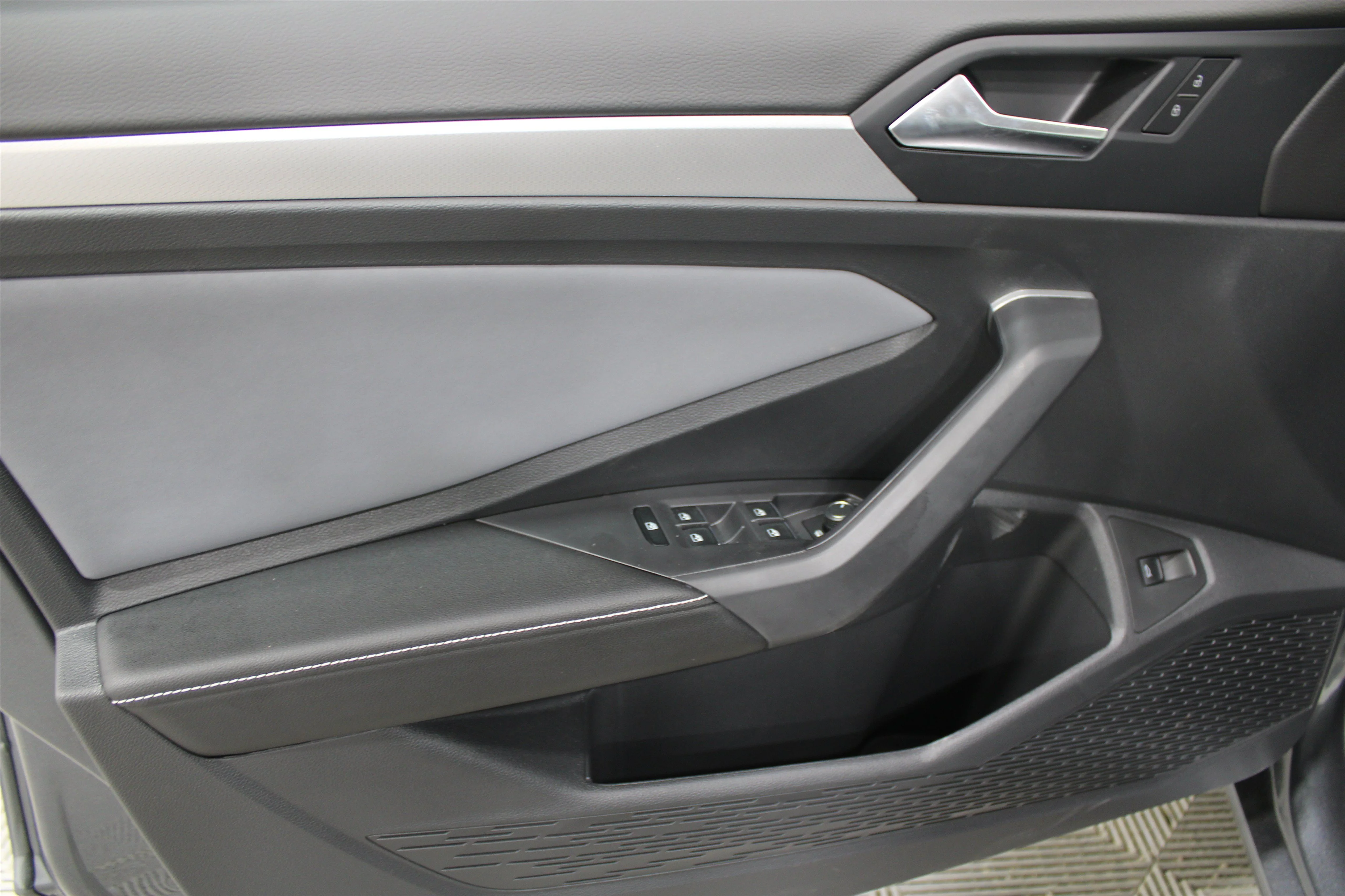 New 2026 Platinum Gray Metallic Volkswagen SE image 6