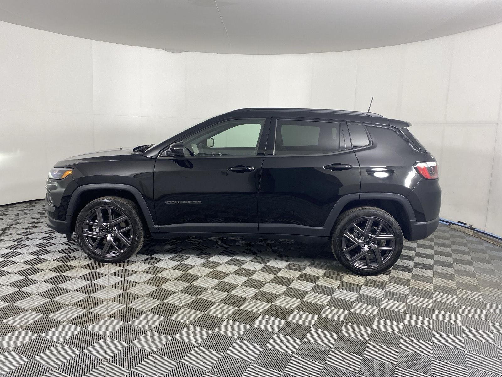 Used 2026 Diamond Black Crystal Pearlcoa Jeep Limited image 4