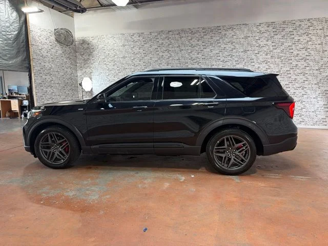 Used 2025 Agate Black Metallic Ford ST-Line image 4
