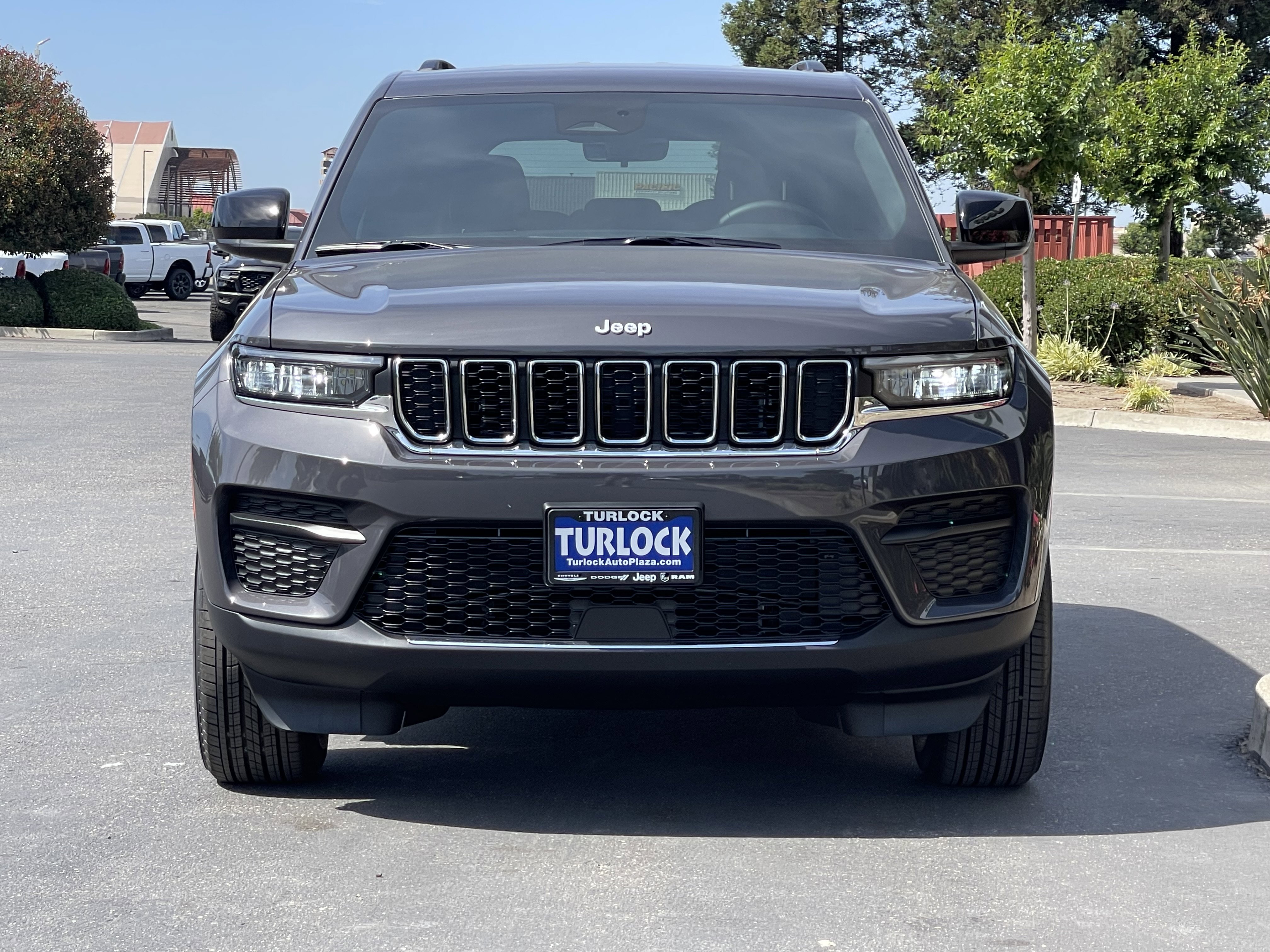 New 2026 Baltic Gray Metallic Clear-Coat Exterior Paint Jeep Laredo image 4