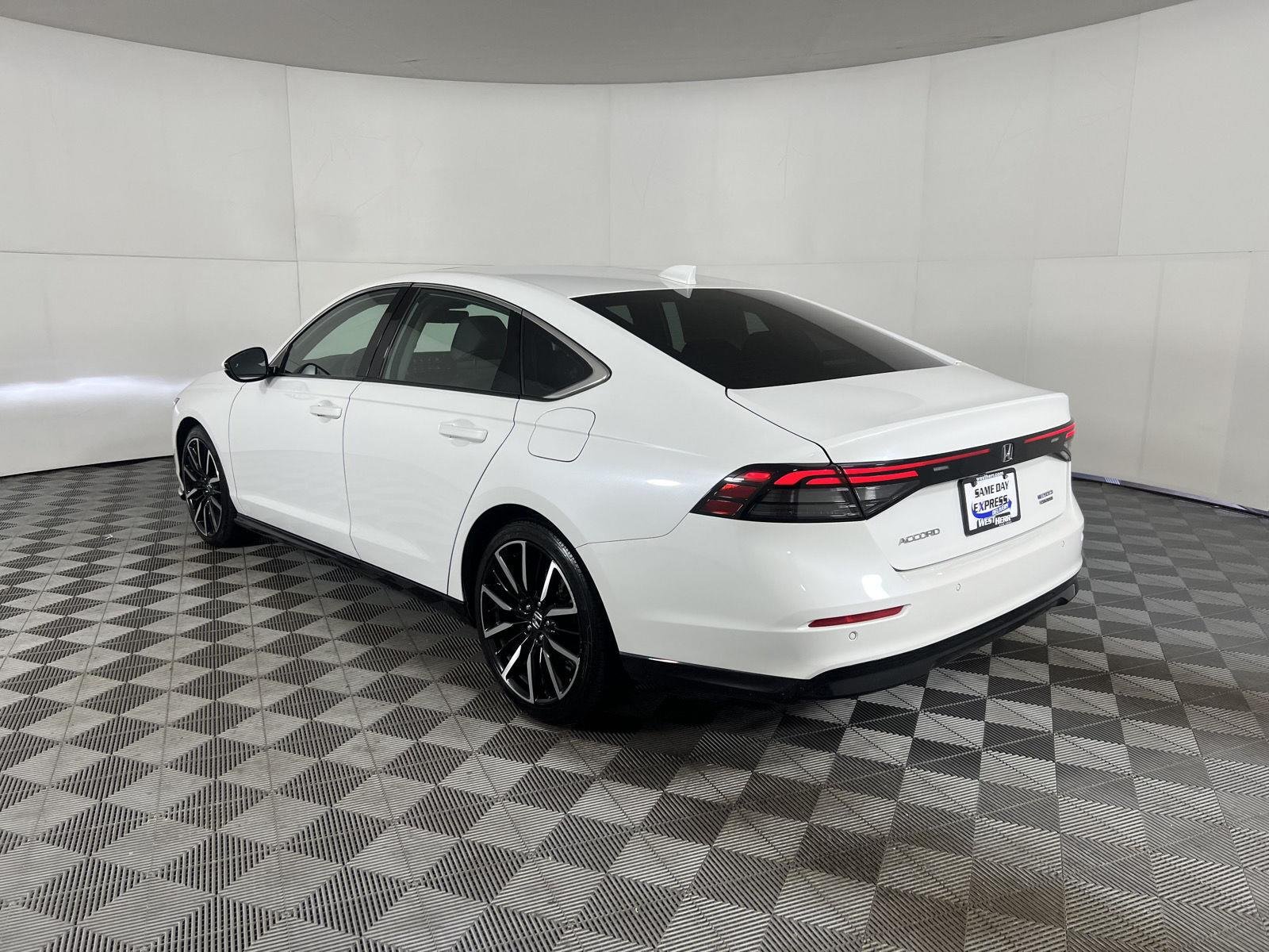 Used 2023 Platinum White Pearl Honda Touring image 6
