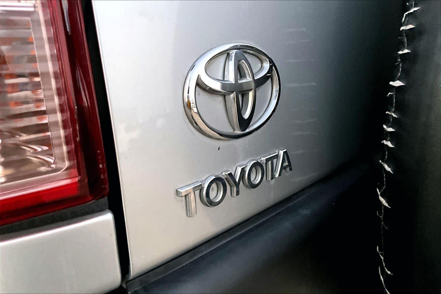Used 2008 White/Titanium Metallic Toyota  image 30