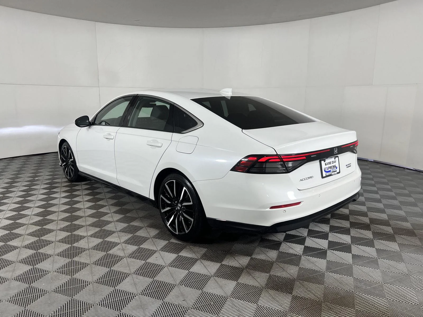 Used 2023 Platinum White Pearl Honda Touring image 6
