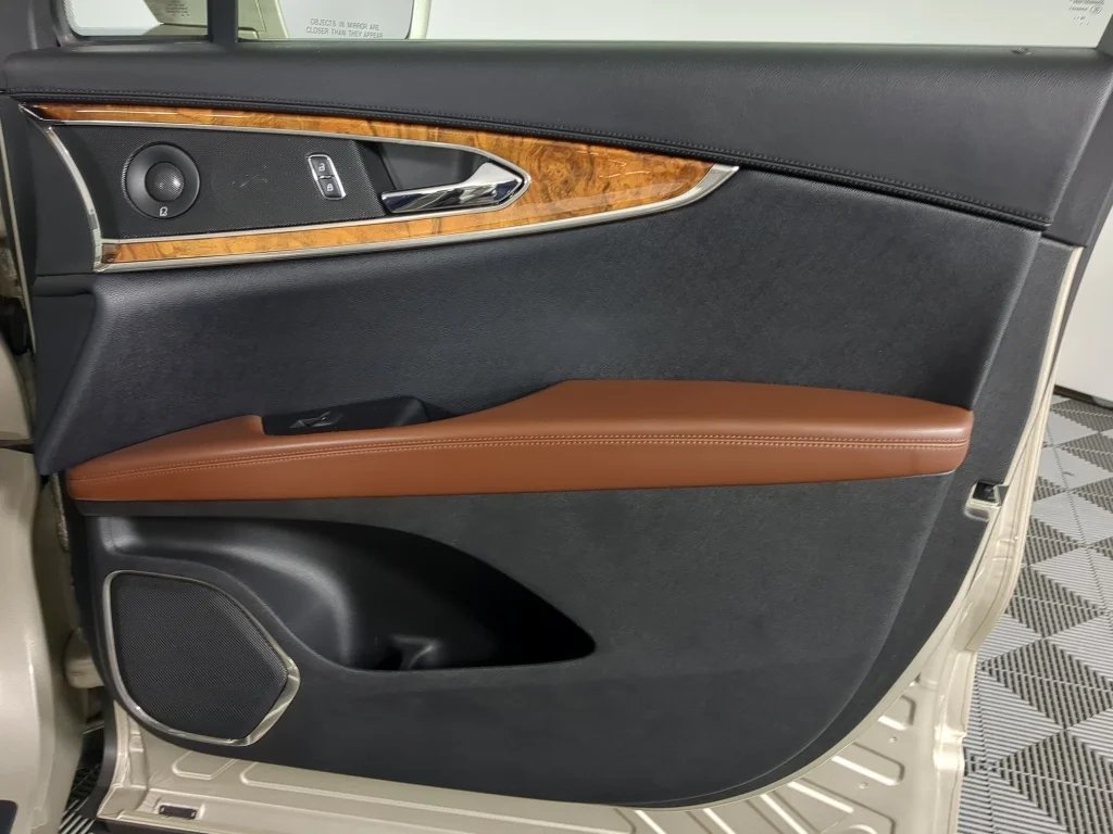 Used 2017 Tan Lincoln Reserve image 21