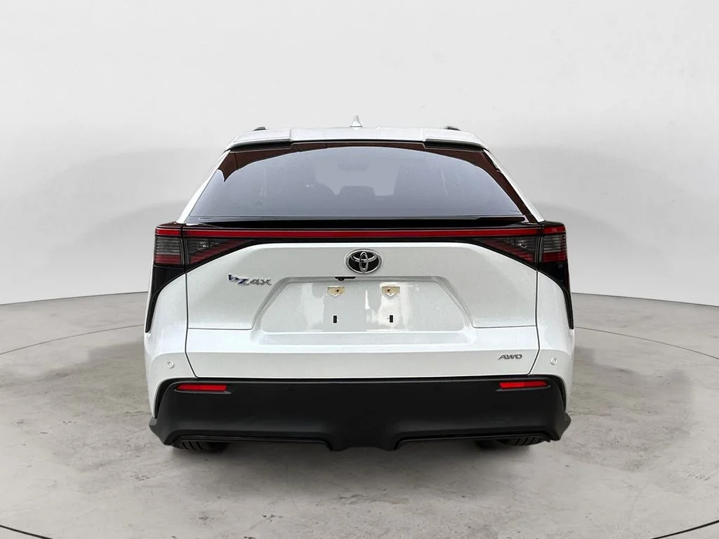 Used 2023 Pearl Toyota XLE image 4