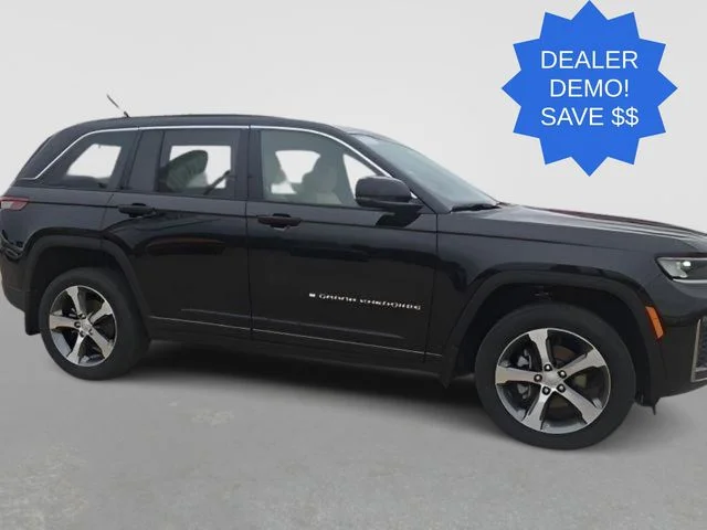 New 2026 Diamond Black Crystal Pearl-Coat Exterior Paint Jeep Limited image 5