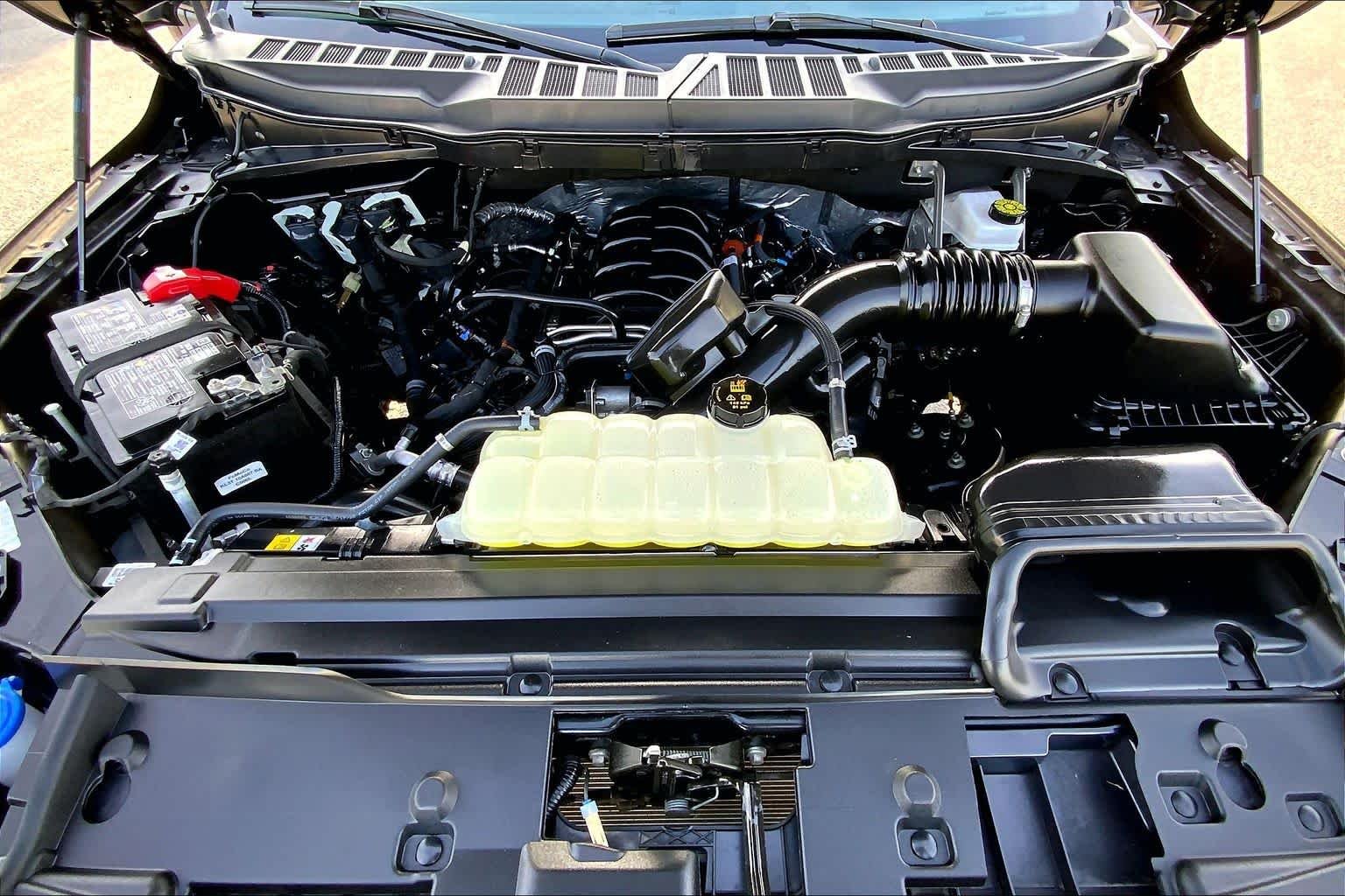 Used 2025 Agate Black Metallic Ford LARIAT image 30