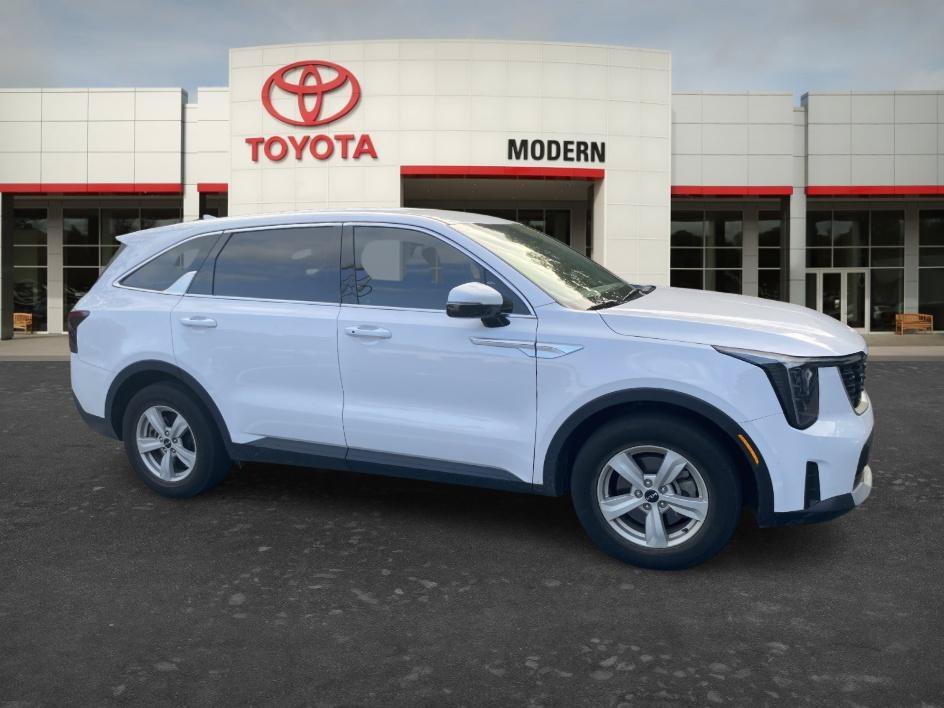 Used 2025 Glacial White Pearl Kia LX image 9