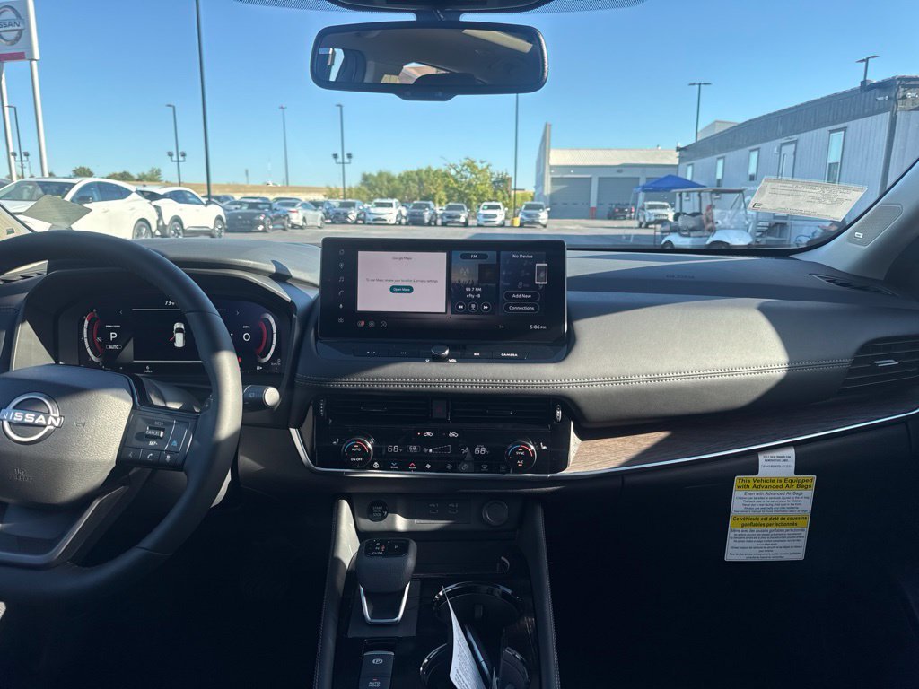 New 2026 Champagne Silver Metallic / Super Black Two-tone Nissan Platinum image 16