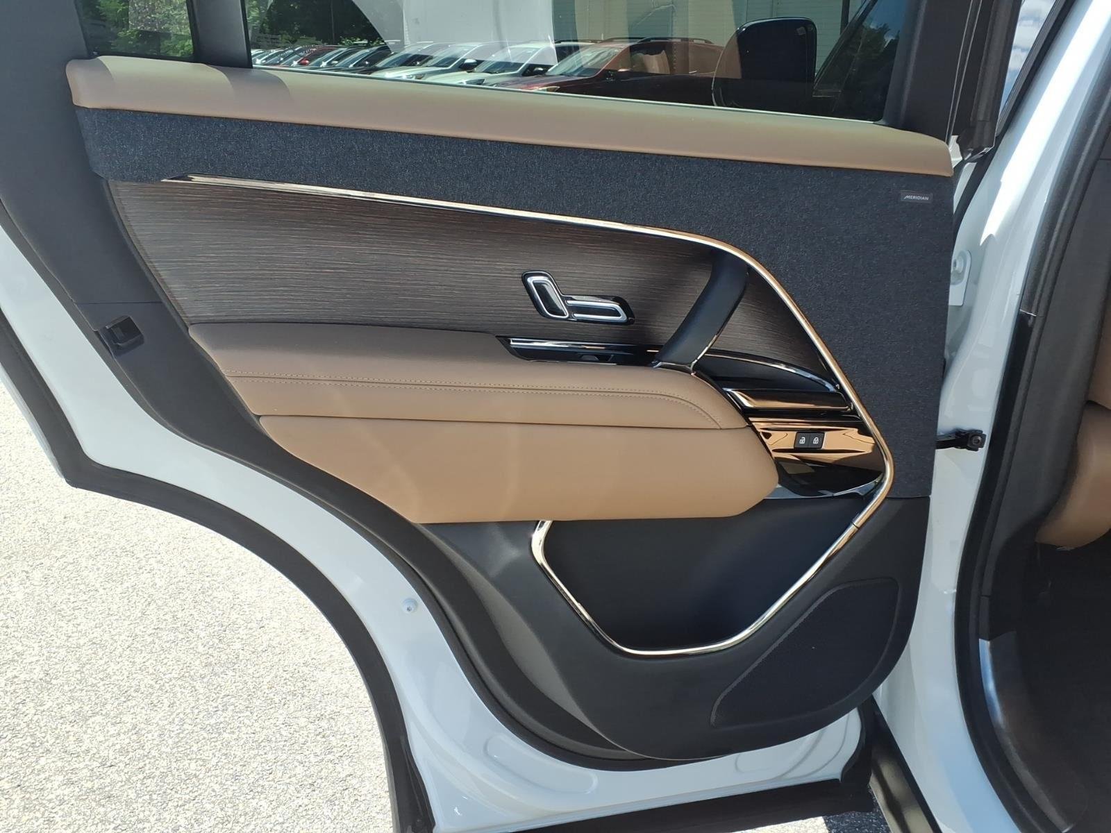 Used 2024 Fuji White Land Rover SE image 18