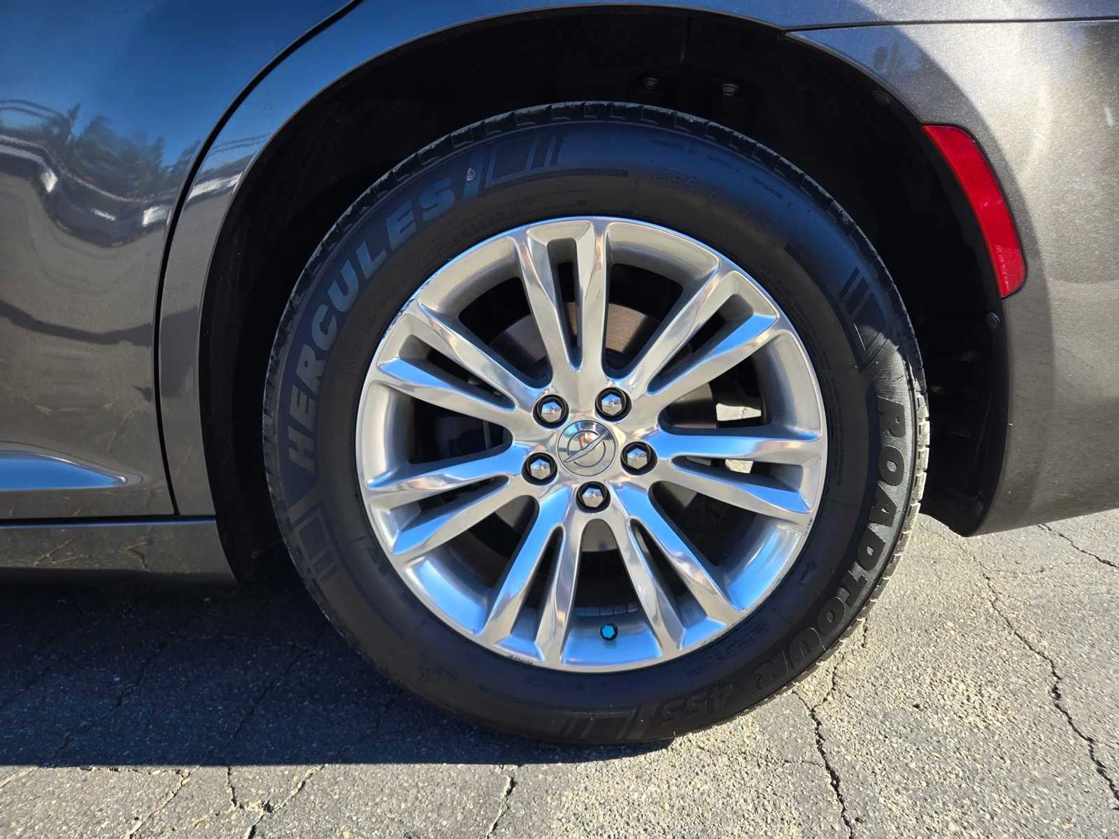Used 2016  Chrysler 300C image 23