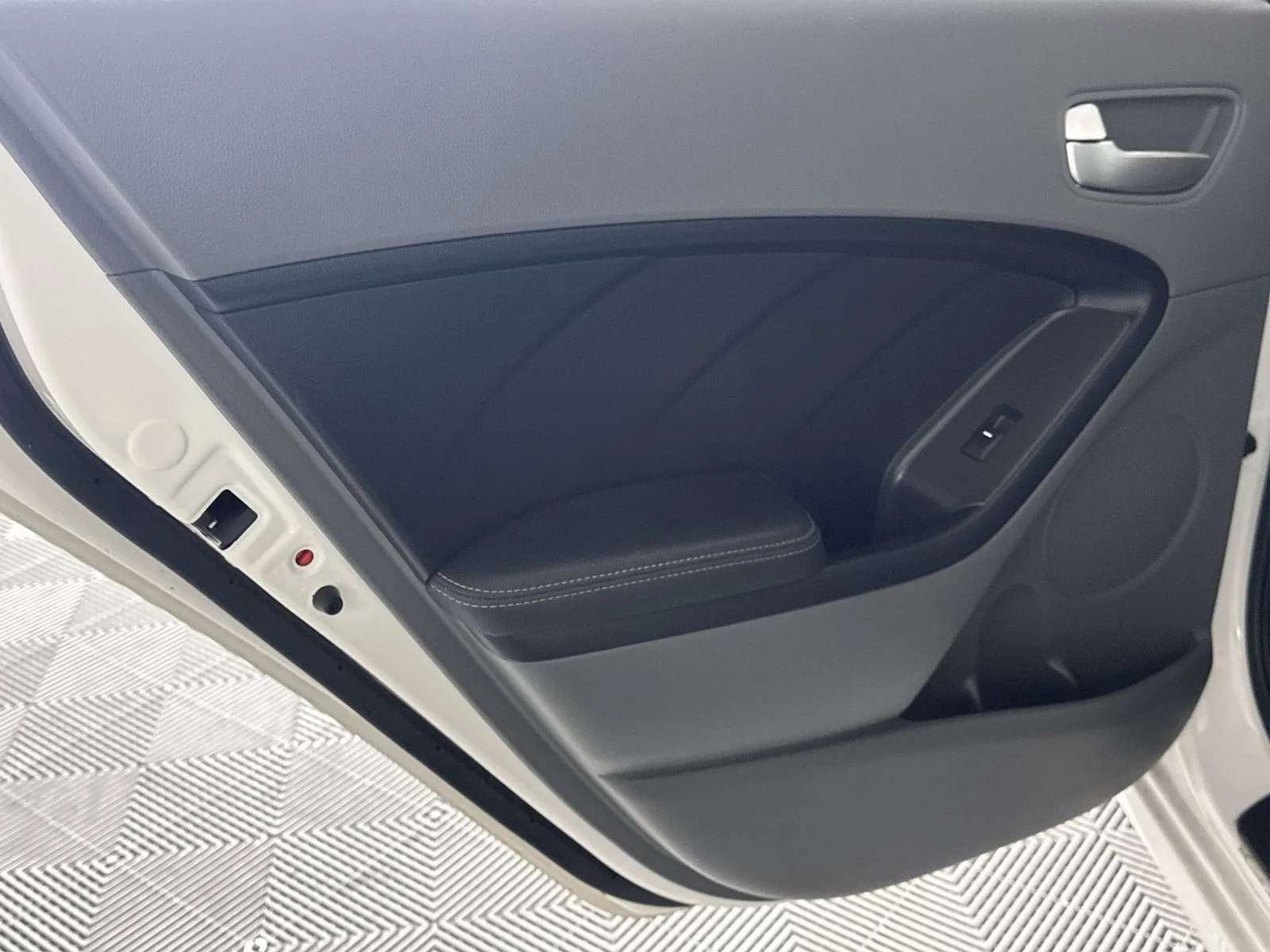 Used 2017 White Kia LX image 26