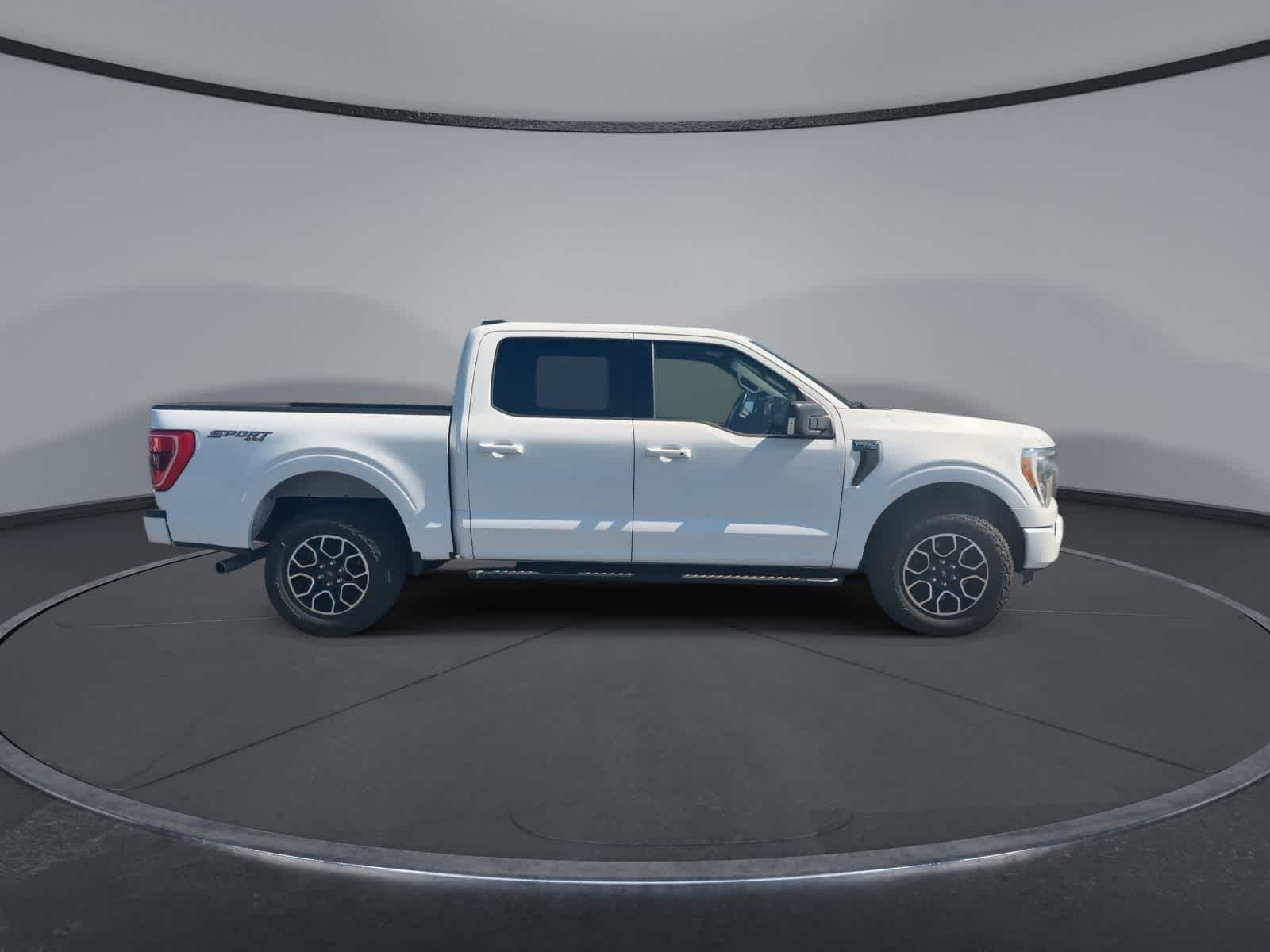 Certified Used 2022 Oxford White Clearcoat Ford XLT image 9