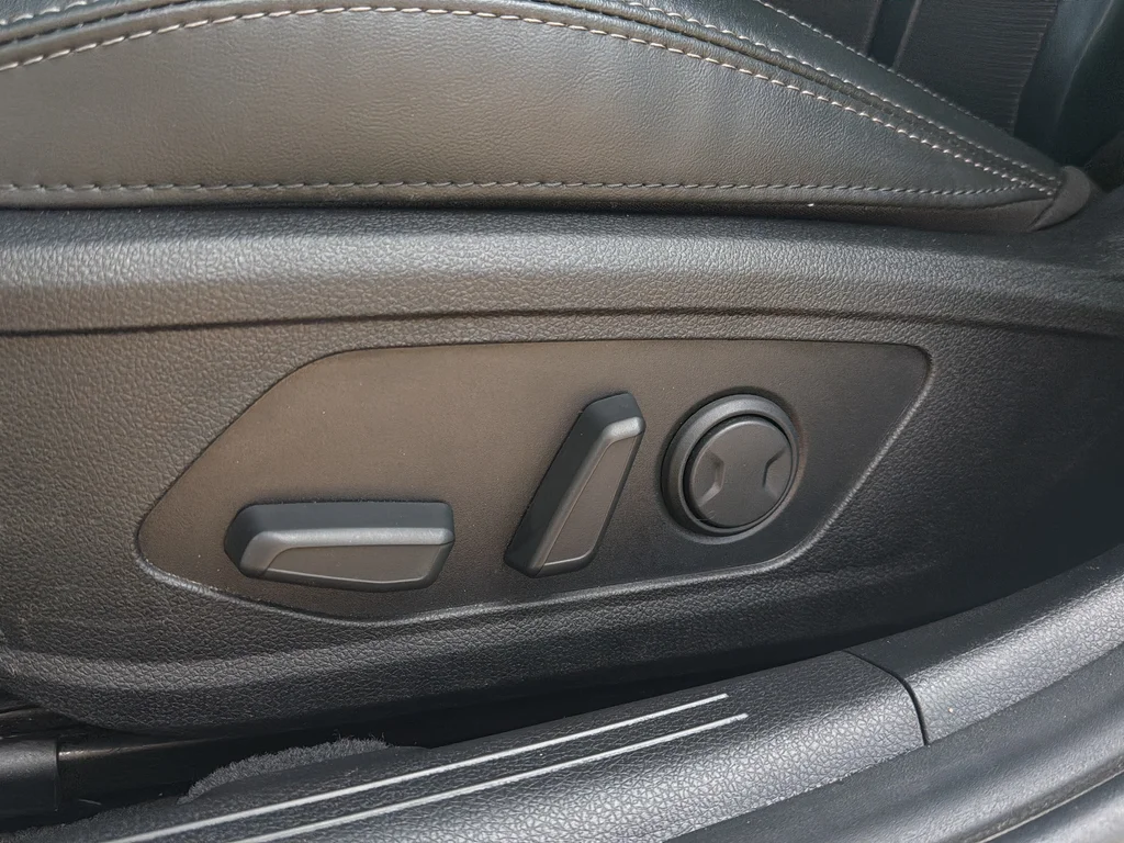 Used 2023 Glacial White Pearl Kia GT-Line image 10