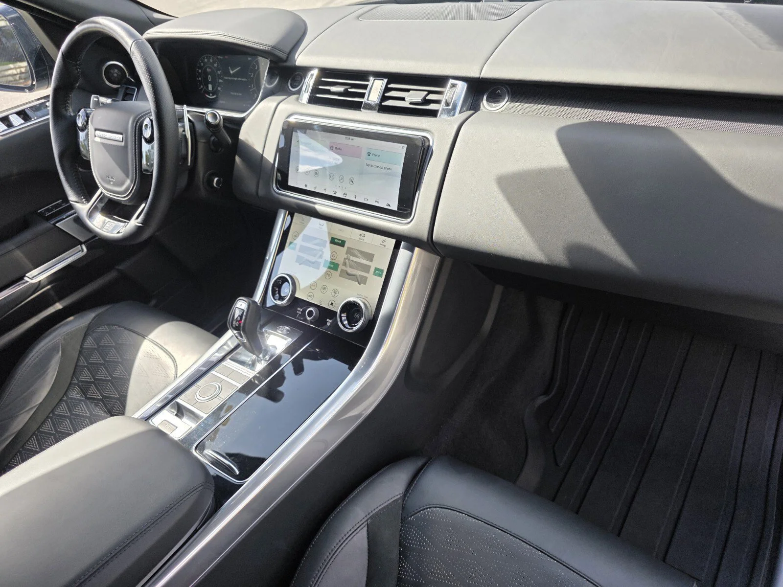 Certified Used 2022 Fuji White Land Rover SVR image 28