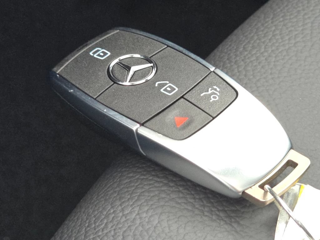 New 2026 Polar White Mercedes-Benz GLB 250 image 70
