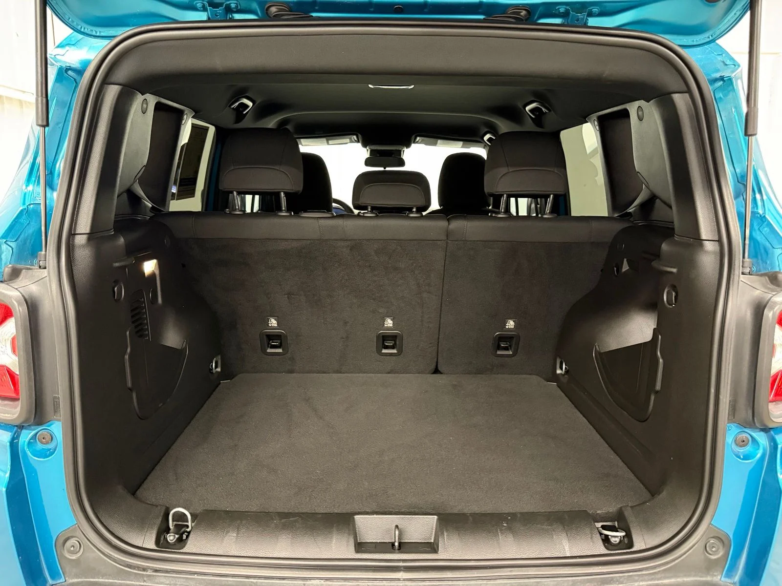 Used 2022  Jeep Altitude image 10