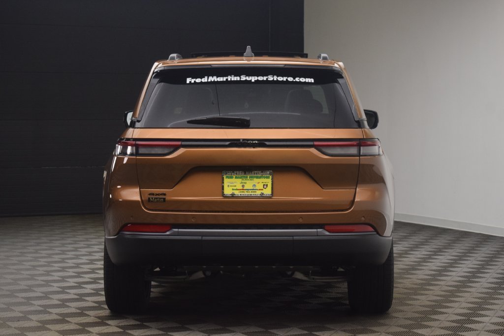 New 2027 Copper Shino Metallic Clear-Coat Paint Jeep Limited image 12