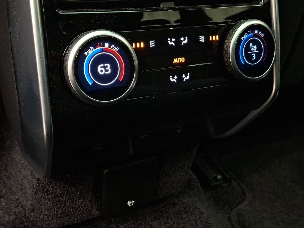 Used 2025  Land Rover SE image 11