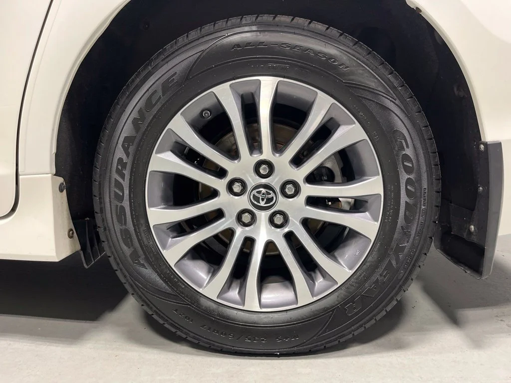 Used 2018 Blizzard Pearl Toyota XLE image 40