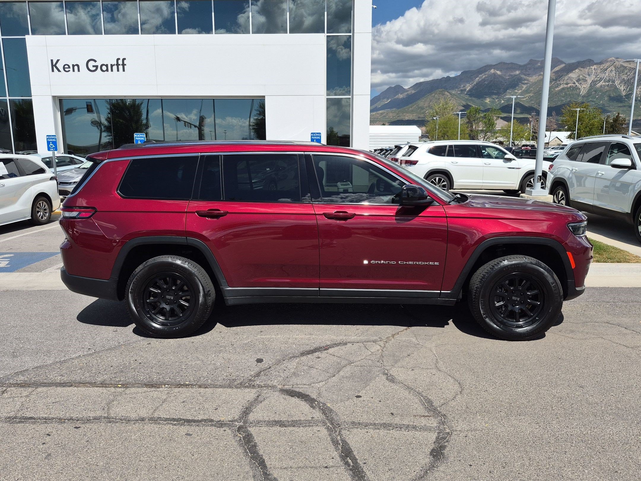 Used 2022 Velvet Red Pearlcoat Jeep Laredo image 2