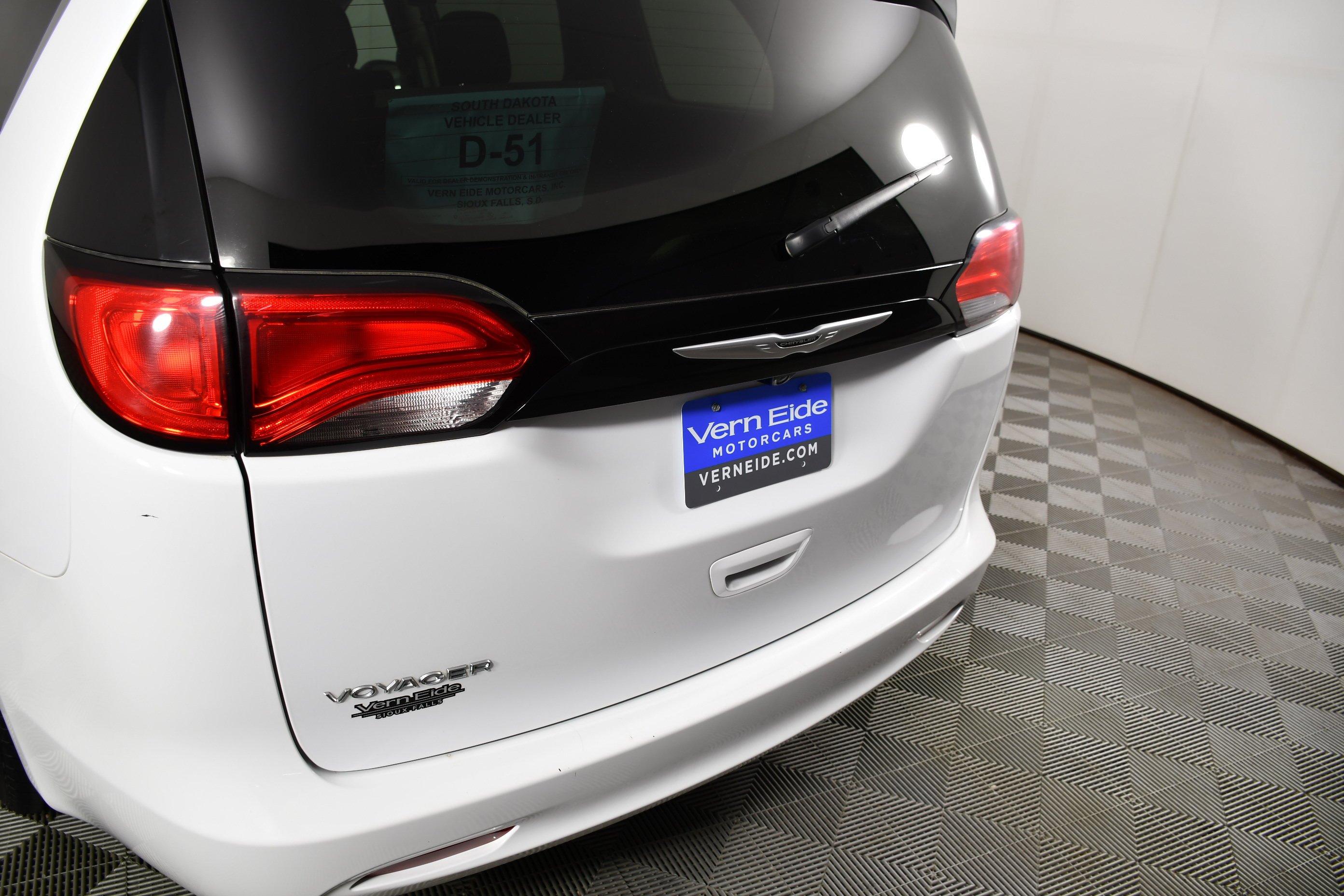 Used 2023 Bright White Clearcoat Chrysler LX image 15