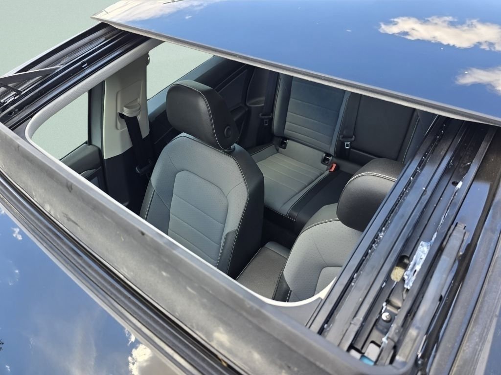 Used 2025 Pyrite Silver Metallic Volkswagen SE image 4