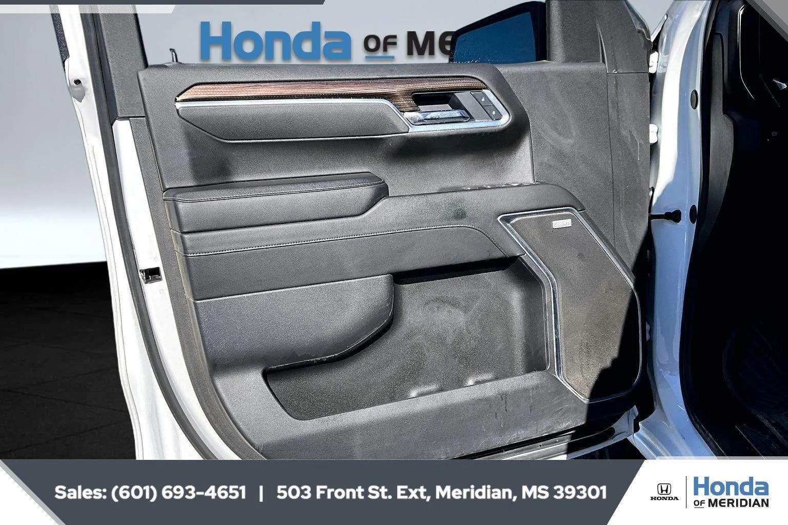 Used 2025 Summit White Chevrolet RST image 17