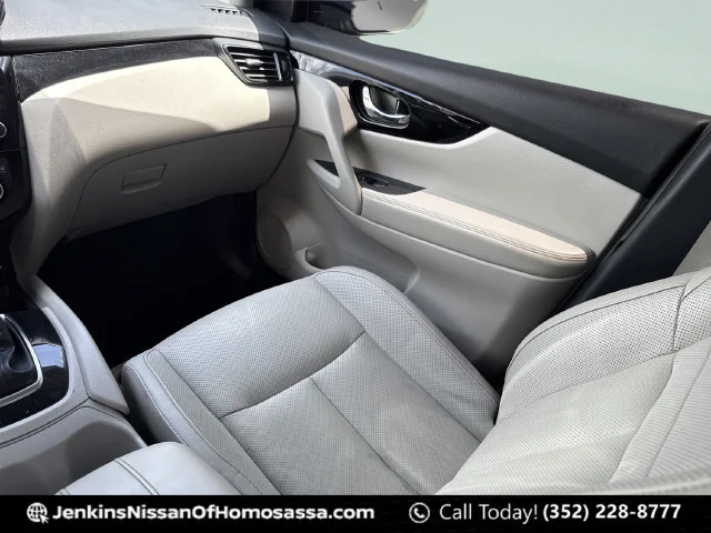 Used 2021 Silver Nissan SL image 26