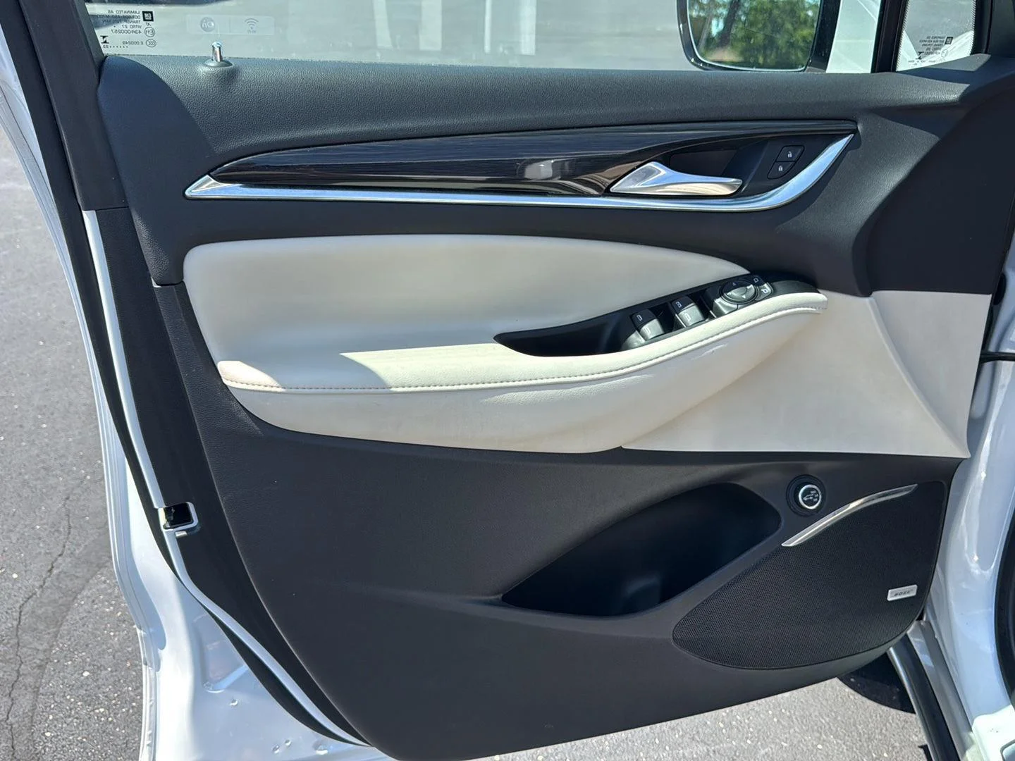 Used 2023 White Frost Tricoat Buick Essence image 21