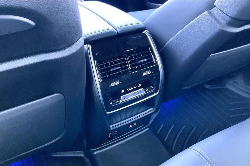 Used 2025 White BMW M60i image 24