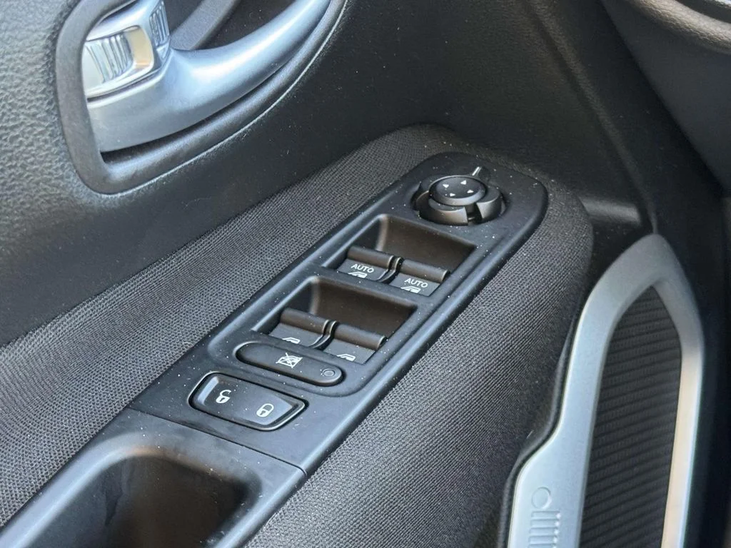 Used 2019 Blue Jeep Latitude image 27
