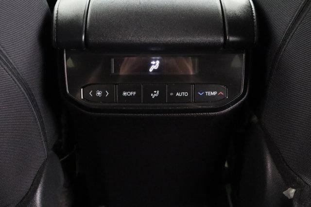 2025 Toyota Highlander LE - Photo 29