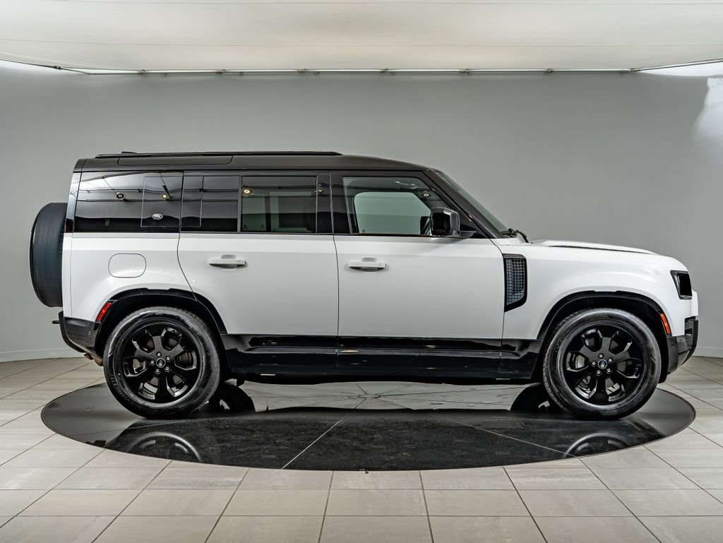 Used 2024 White Land Rover X-Dynamic SE image 4