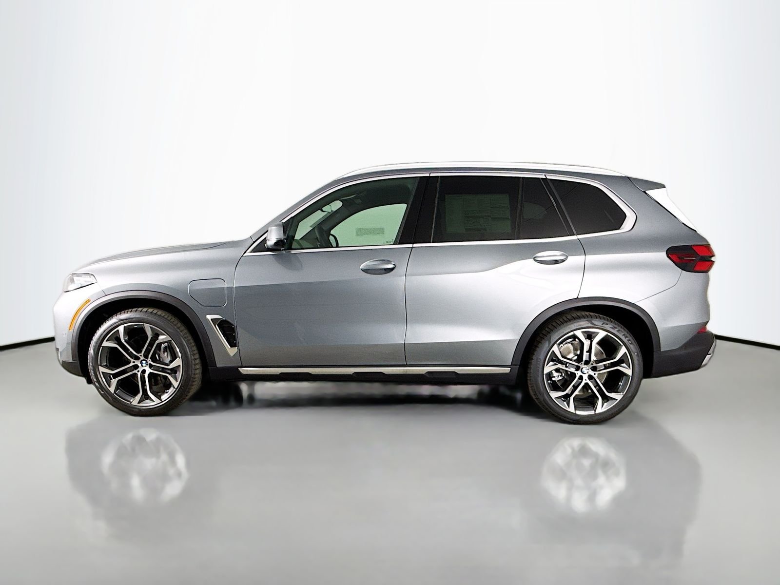 New 2026 Skyscraper Grey Metallic BMW xDrive50e image 4
