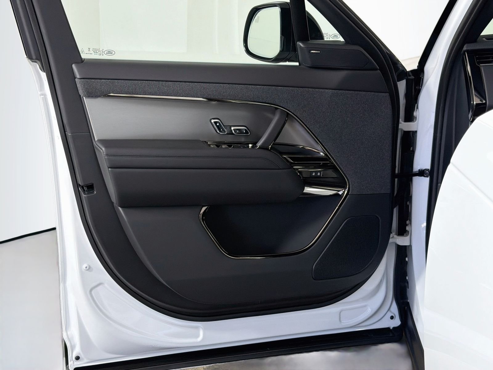 New 2026 Fuji White Land Rover Dynamic SE image 21