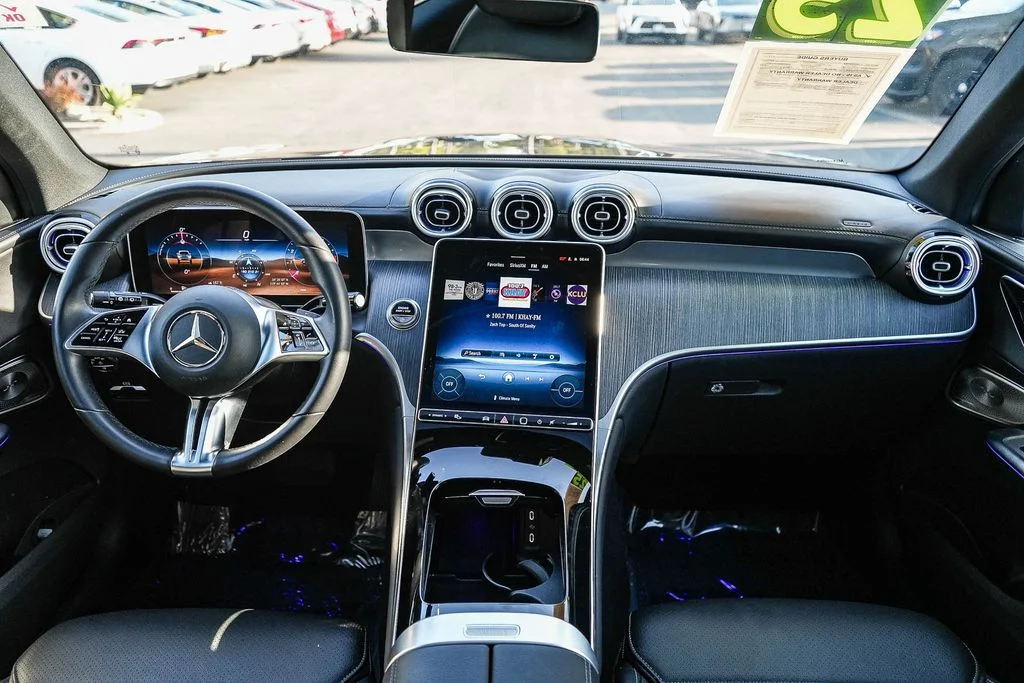 Used 2025  Mercedes-Benz GLC 300 image 12