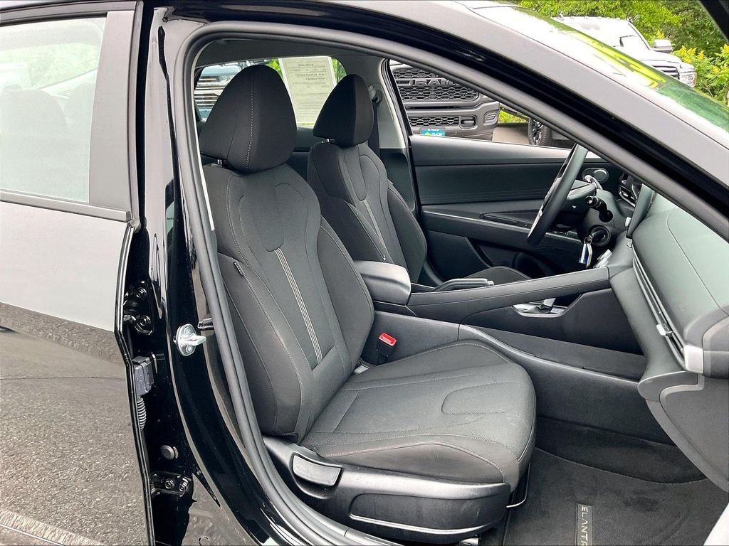 Used 2025 Abyss Black Hyundai SE image 10
