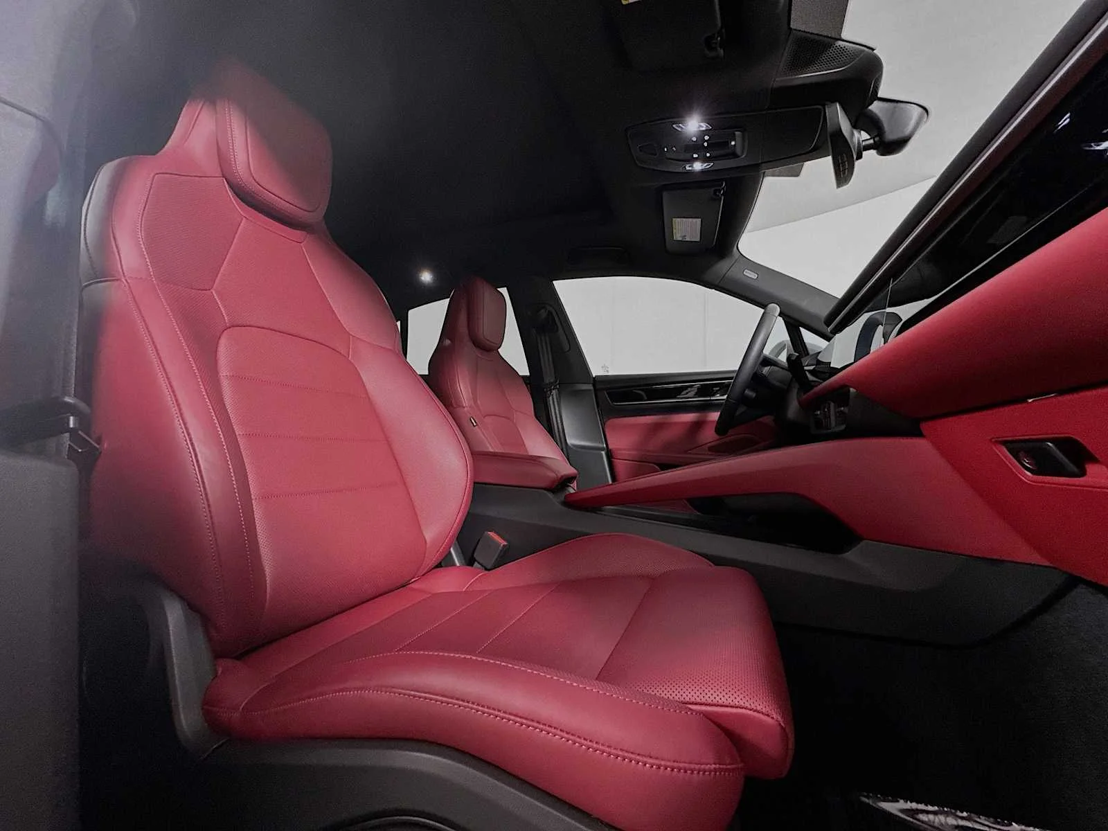 2025 Porsche Macan S - Photo 28
