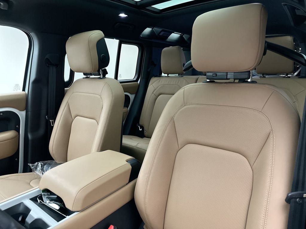 New 2026 Fuji White Land Rover X-Dynamic SE image 18