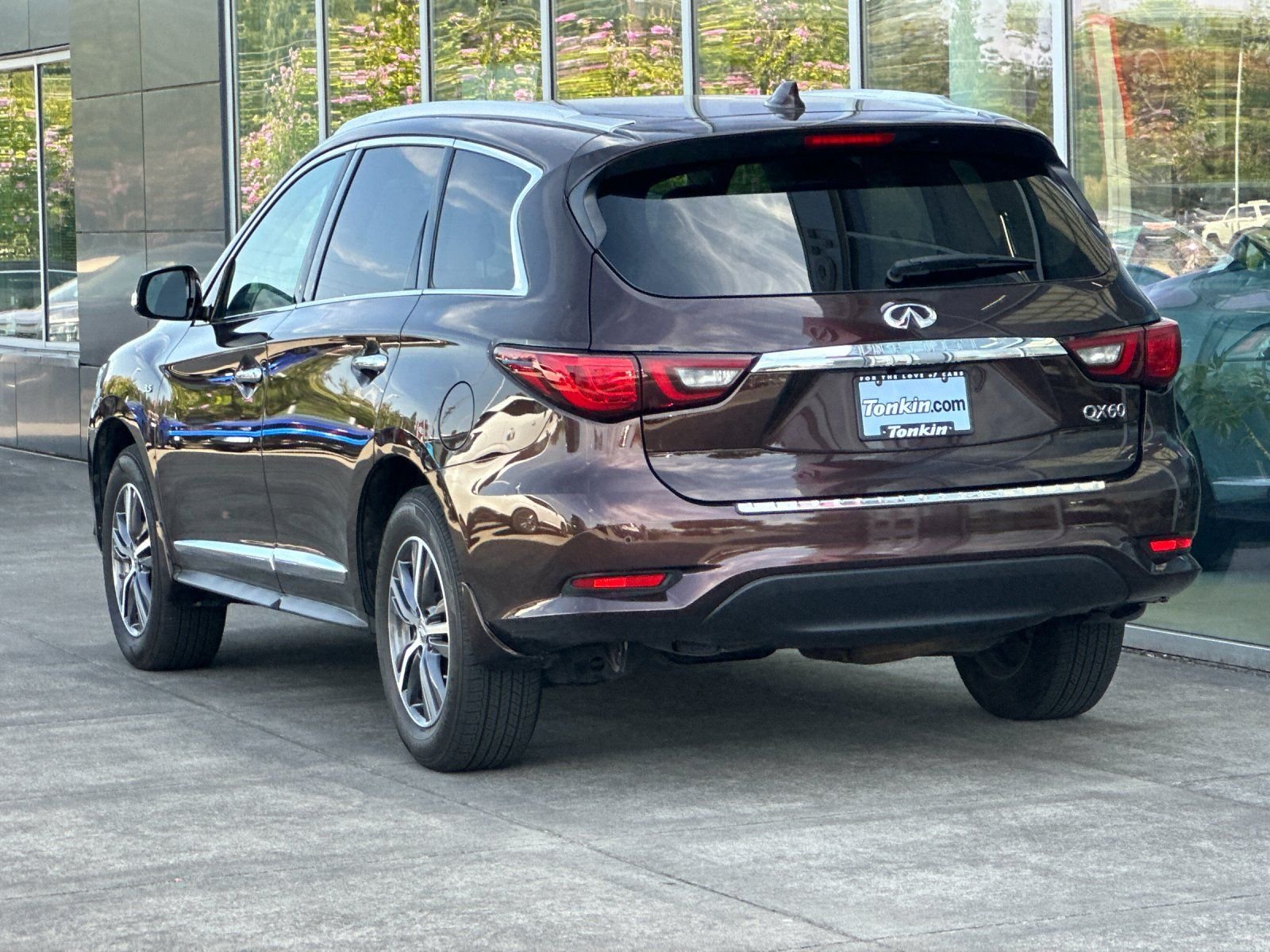 Used 2019 Mocha Almond INFINITI LUXE image 4