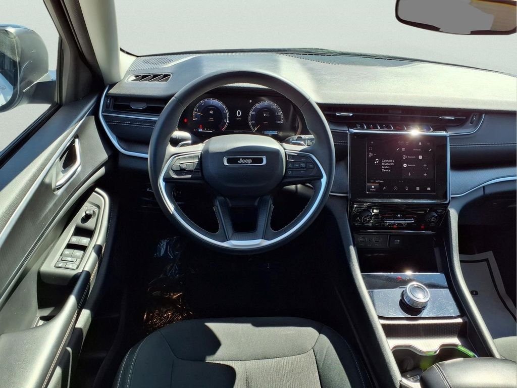 Used 2024 White Jeep Laredo image 9
